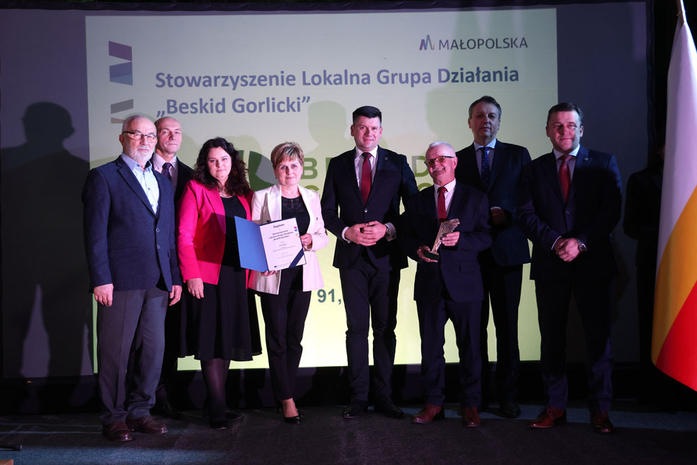Uczestnicy konferencji, wyróżnieni członkowie LGD z Łukaszem Smółką - Marszałkiem WM