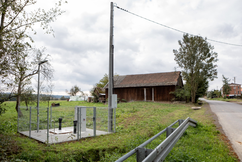Widok na urządzenia kanalizacyjne na tle wiejskiego widoku